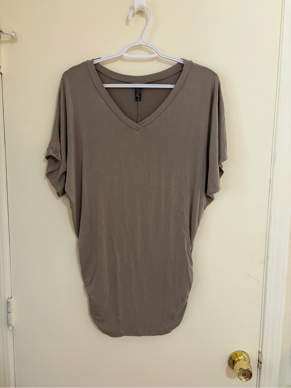Women’s V-Neck Short Sleeve Tee in Taupe